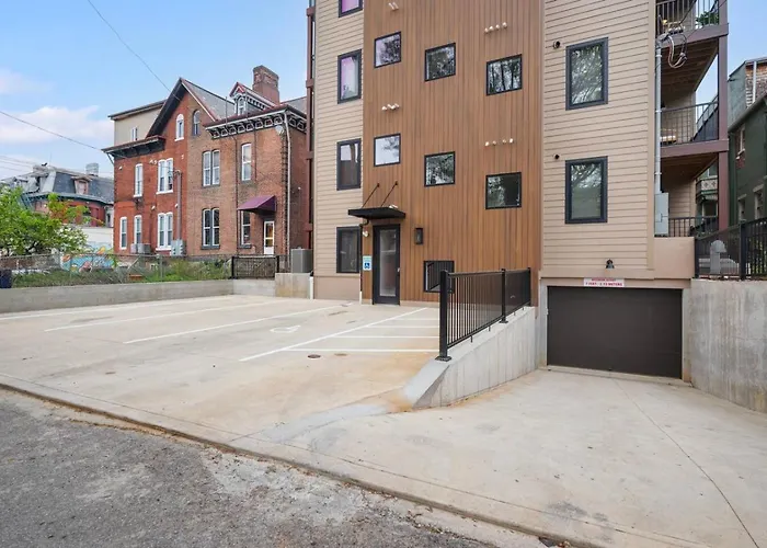 Apartamento Pfr - Highland, 3br 2ba Shadyside Condo, Penthouse Unit, 2 Decks, Off-street Parking, 4th Floor Walkup *