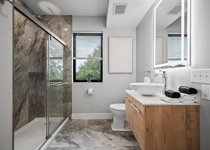 Pfr - Highland, 3br 2ba Shadyside Condo, Penthouse Unit, 2 Decks, Off-street Parking, 4th Floor Walkup * Pittsburgh