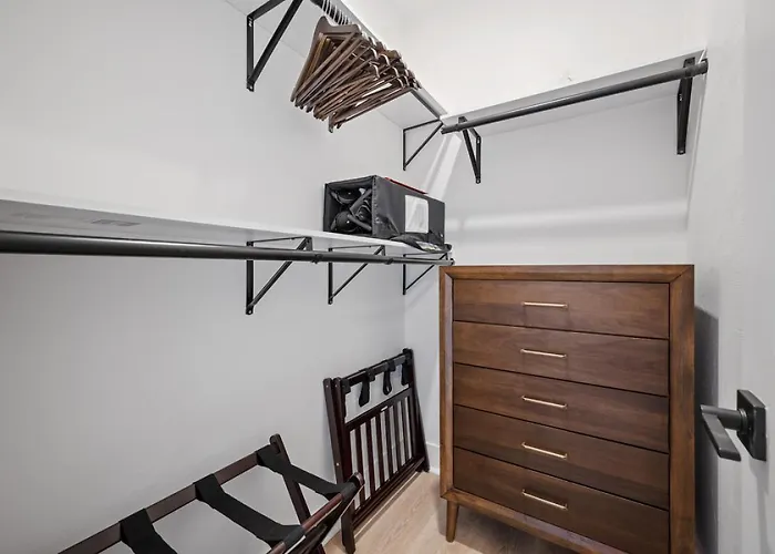 Apartamento Pfr - Highland, 3br 2ba Shadyside Condo, Penthouse Unit, 2 Decks, Off-street Parking, 4th Floor Walkup *