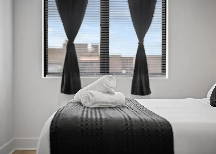 Apartamento Pfr - Highland, 3br 2ba Shadyside Condo, Penthouse Unit, 2 Decks, Off-street Parking, 4th Floor Walkup Pittsburgh